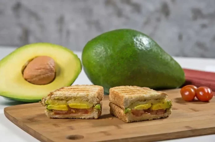 Sanduíche de Presunto, Queijo e Abacate com Pesto de Rúcula